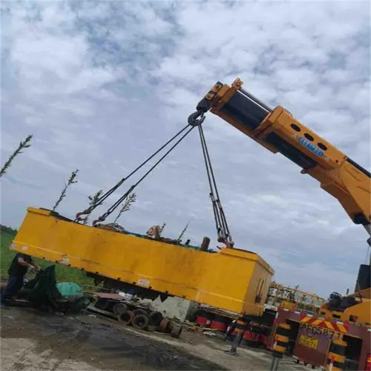 老新镇吊运集装箱的吊车